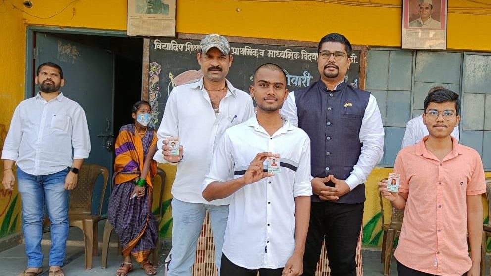 सामाजिक कार्यकर्ते डॉ. अक्षय माने यांच्या प्रयत्नातून ११०० मतदान कार्ड वाटप