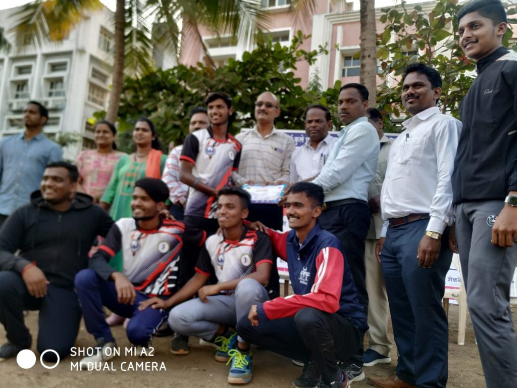 बॉल-बॅडमिंटन स्पर्धेत एस. एम. जोशी कॉलेजमधील मुले-मुली प्रथम बॉल-बॅडमिंटन स्पर्धेत एस. एम. जोशी कॉलेजमधील मुले-मुली प्रथम