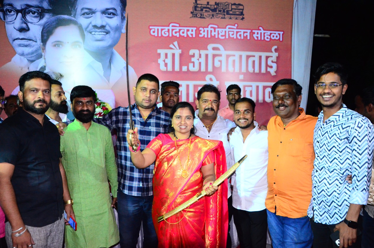 मनसे नेत्या अनिता पांचाळ यांनी वाढदिवसाचे औचित्य साधून फोडला प्रचाराचा नारळ