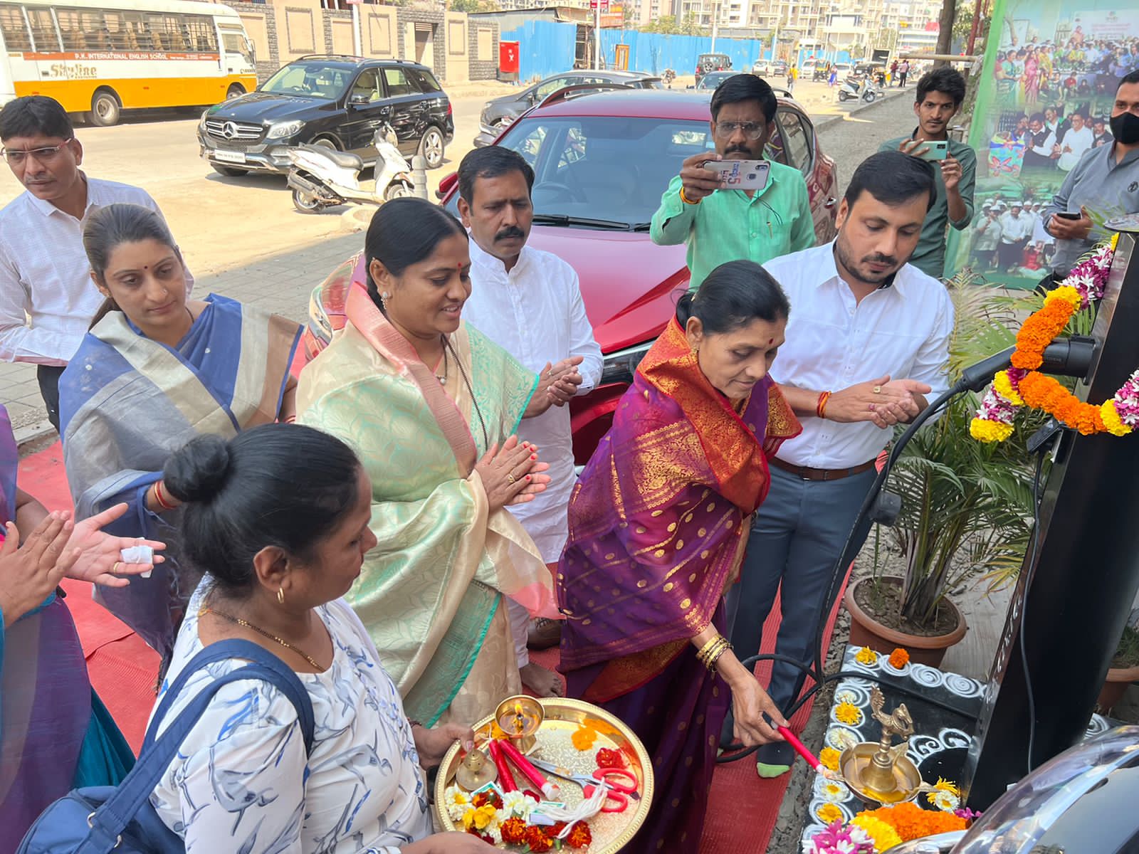 इलेक्ट्रीक चार्जिंग स्टेशन उभारून कुंदाताईंनी निर्माण केला आदर्श – महापौर माई ढोरे