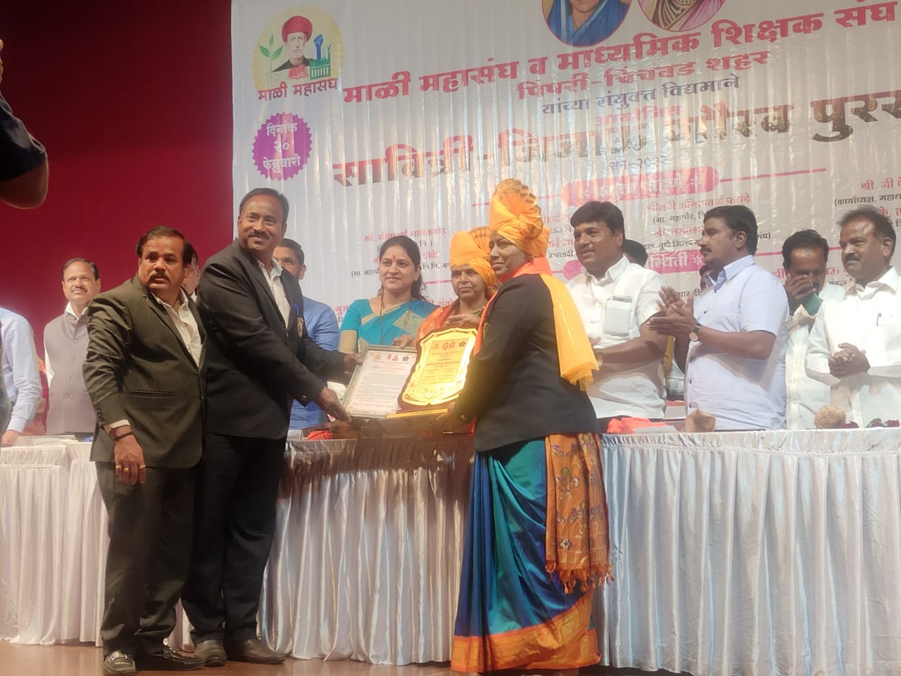 मुख्याध्यापिका शोभा देवकाते यांना सावित्री ते जिजाऊ गौरव पुरस्कार