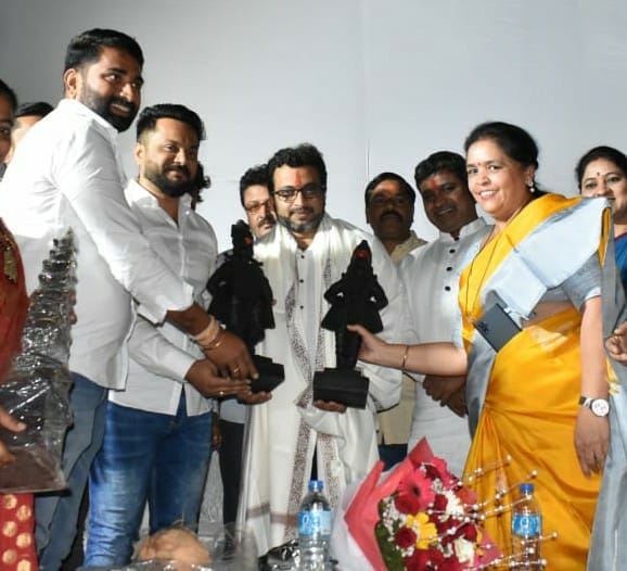 प्रकाशाचा मार्ग दाखविणारी दिपमाळ मांगल्याचे प्रतीक : खा. डॉ. अमोल कोल्हेनगरसेविका वैशाली काळभोर यांच्या संकल्पनेतून उभारलेल्या दिपमाळेचे उद्घाटन