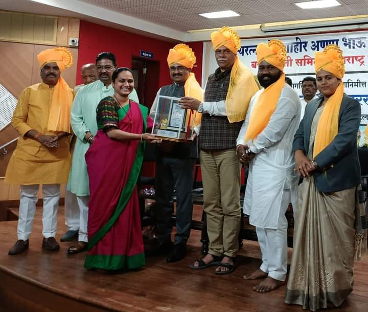 पत्रकार शितल पवार यांना सत्यशोधक मुक्ता साळवे पुरस्कार प्रदान