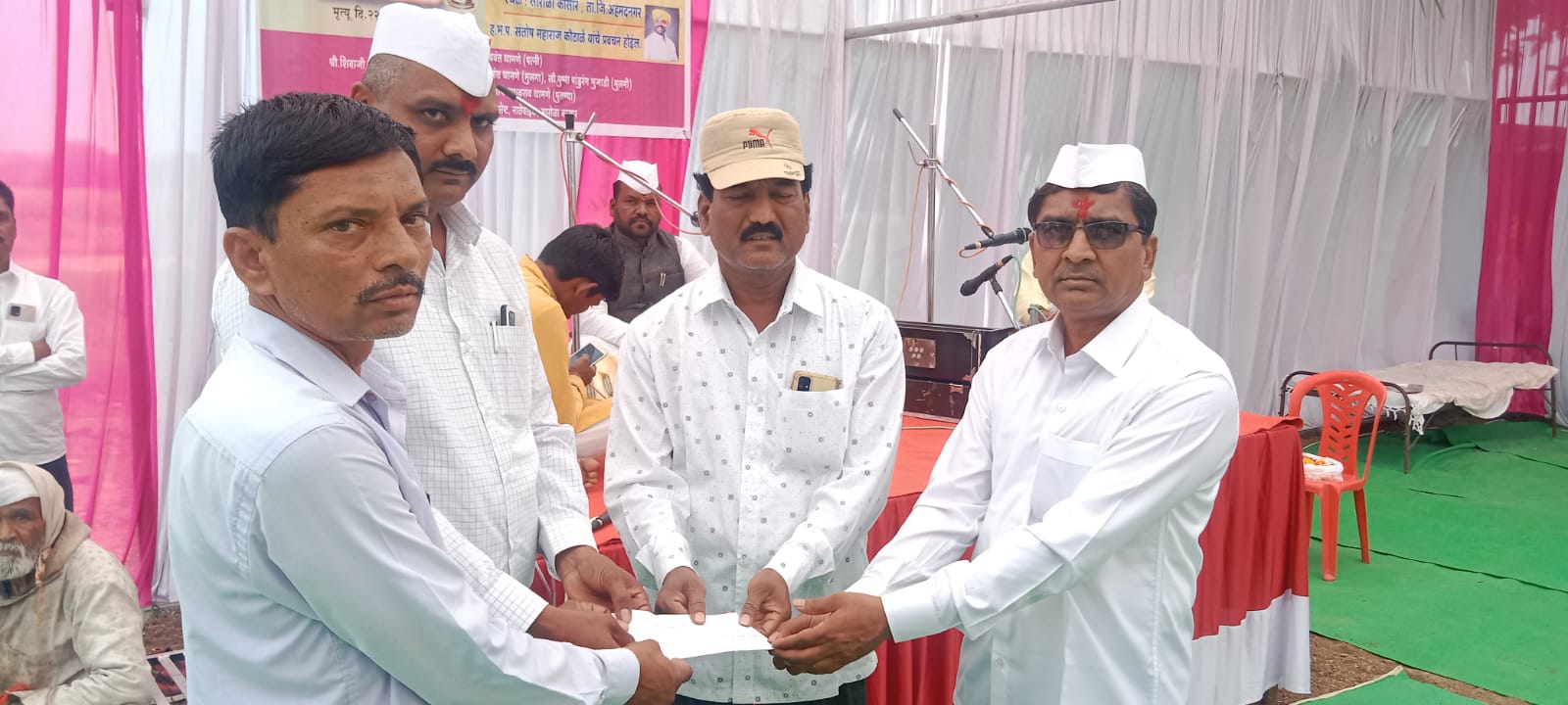 धामणे कुटूंबाकडून कर्मवीर भाऊराव पाटील विद्यालयास ११००० रूपयांची मदत