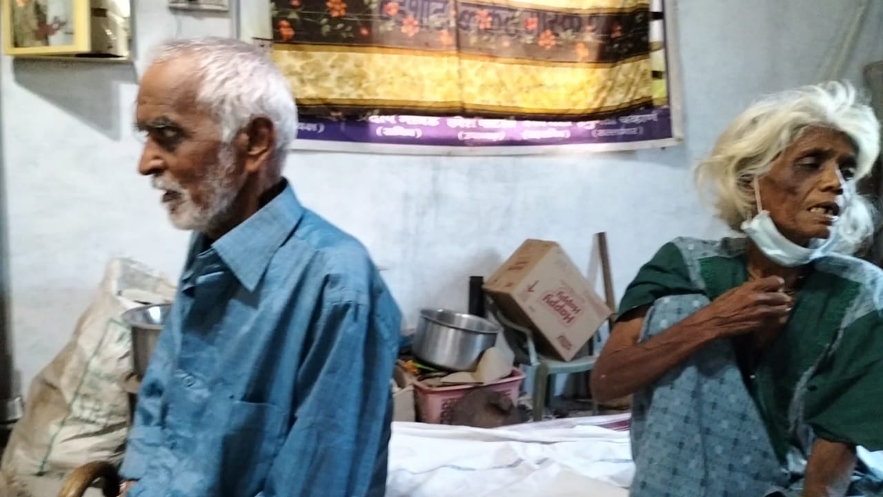 अंध आजोबांना घेऊन आजी फुटपाथवरच रहायची, नियतीने एके दिवशी आजींनाही केले अपंग…वायसीएमने मिळवून दिला मग ‘सहारा’