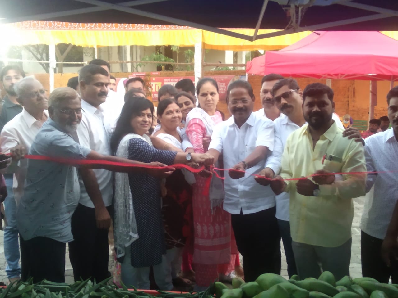 पंकज पवार यांच्या संकल्पनेतून संत नगर सेक्टर चारमध्ये आठवडी बाजार सुरू