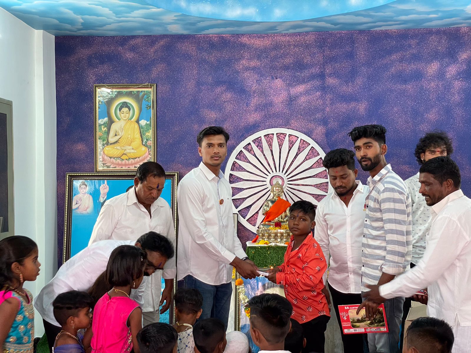 मनसे युवानेते प्रविण माळी यांच्यातर्फे शालेय साहित्याचे वाटप