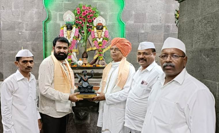 वृक्षमित्र अरुण पवार यांचा ‘वृक्षमित्र आदर्श समाजसेवक पुरस्कारा’ने गौरव