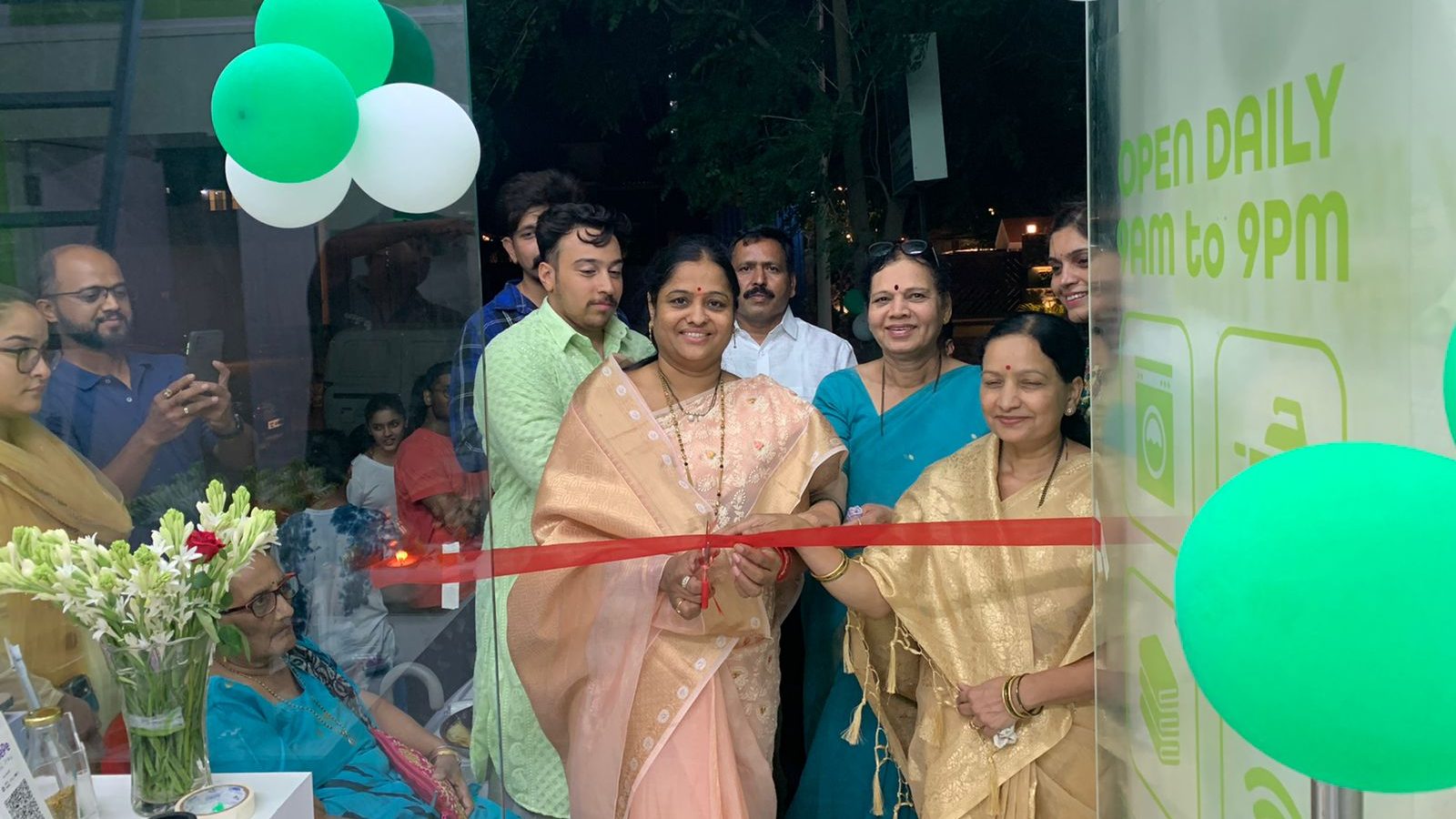 पिंपळे सौदागरमध्ये इको फ्रेंडली लॉण्ड्री आणि ड्राय क्लिनिंग सेवेचे कुंदाताई भिसे यांच्या हस्ते उद्घाटन