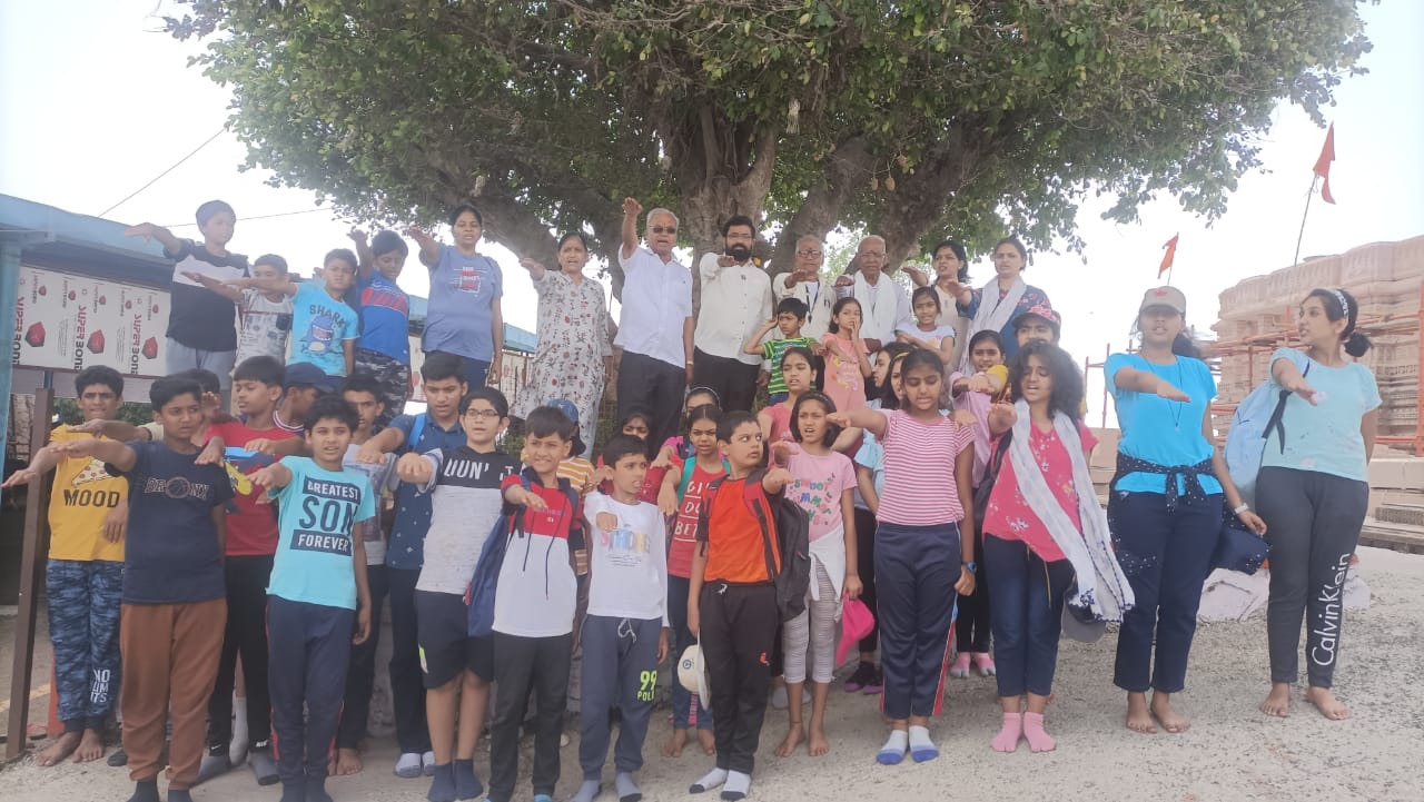 वृक्षमित्र अरुण पवार यांनी मुला-मुलींना दिली पर्यावरण रक्षणाची शपथ