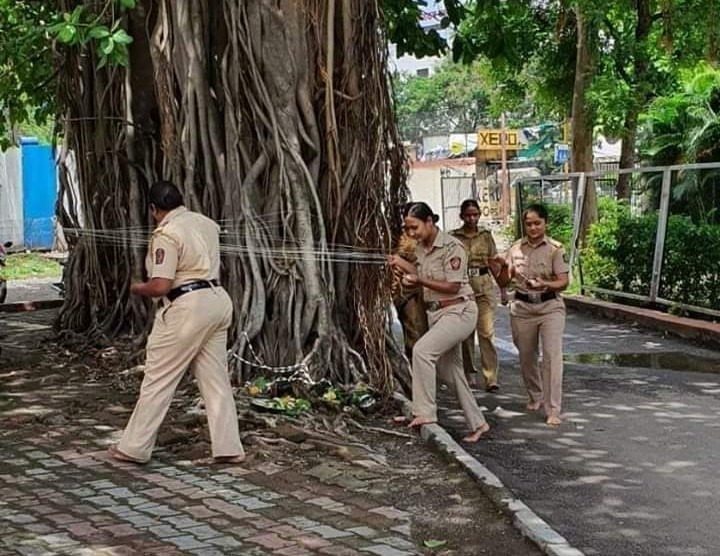 संविधानाचा अपमान व अंधश्रध्दा पसरवल्याबद्दल या महिला पोलीसांवर गुन्हा दाखल होऊ शकतो?
