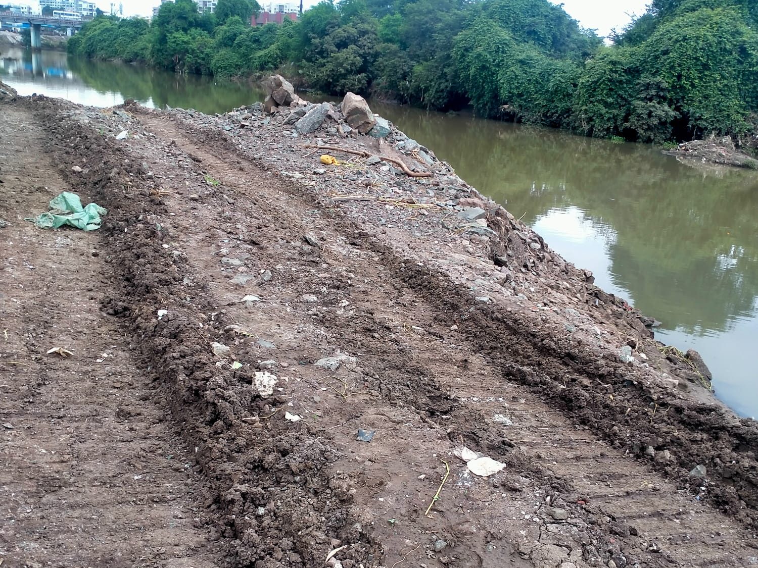 धक्कादायक : पवना नदीत भराव व मैला मिश्रित सांडपाणी | पवना नदीचे अस्तित्वच धोक्यात