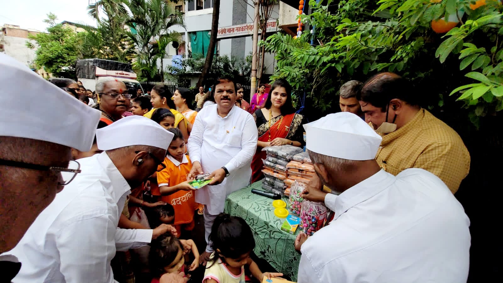 आकुर्डीत स्वातंत्र्यदिनानिमित्त विद्यार्थ्यांना शालेय साहित्य व खाऊ वाटप