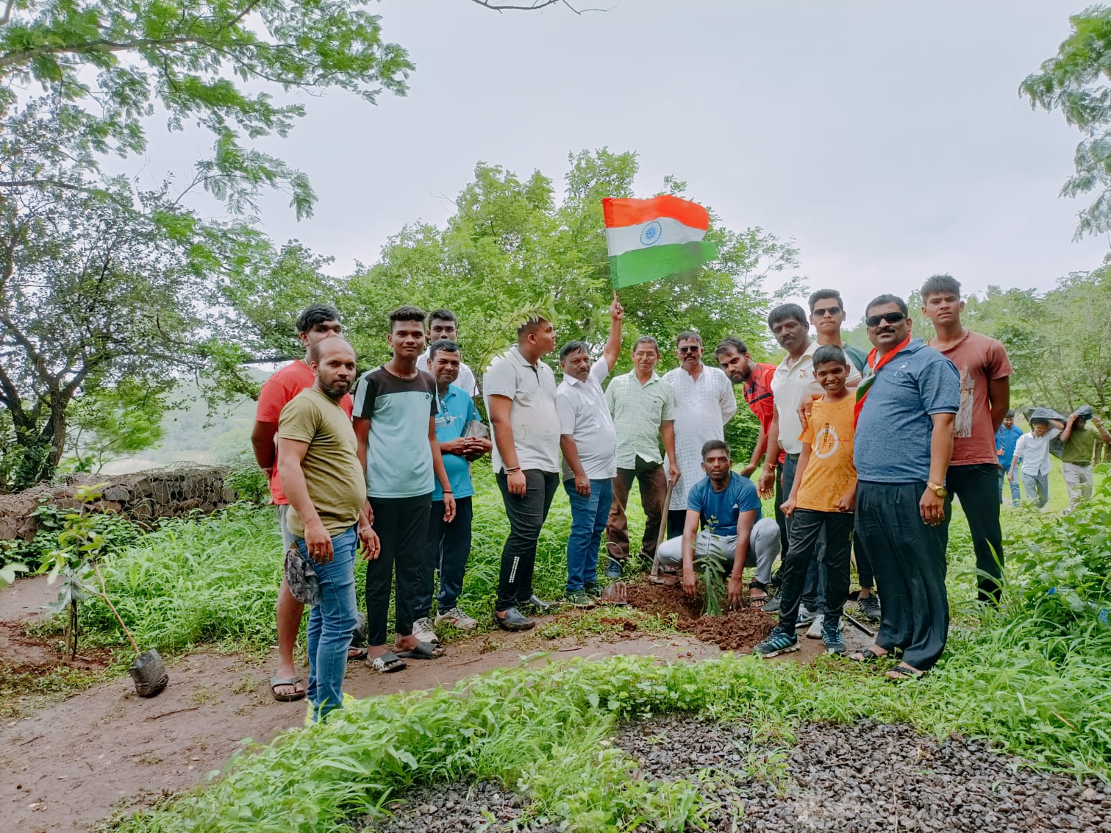 स्वातंत्र्यदिनानिमित्त जयविजय मित्र मंडळातर्फे वेताळ टेकडीवर वृक्षारोपण