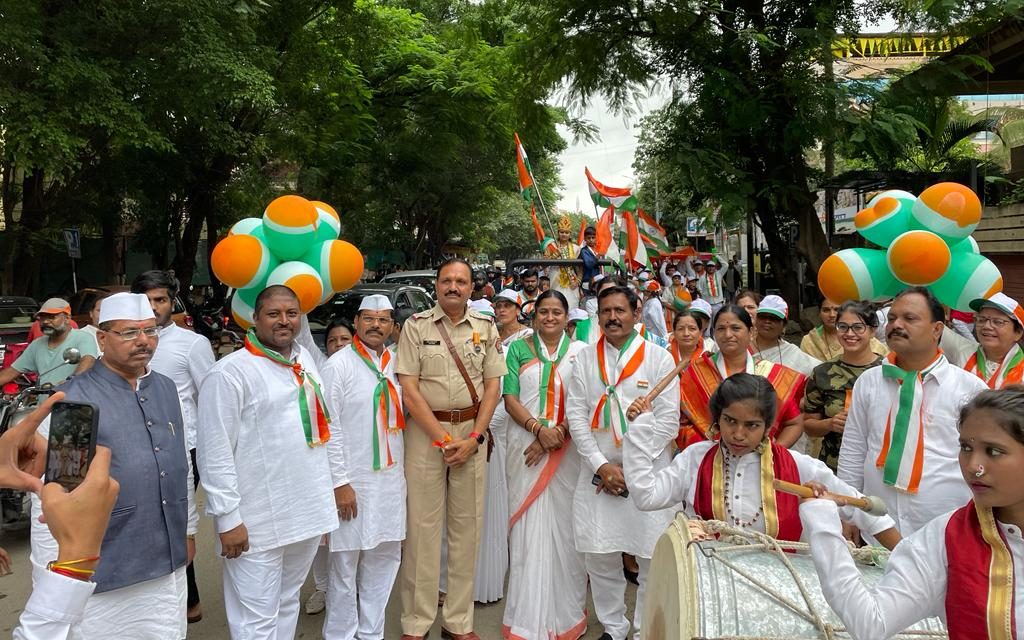 पिंपळे सौदागर येथील ''तिरंगा सन्मान यात्रेला'' भरभरून प्रतिसाद; नागरिकांकडून पुष्पवृष्टी अनं स्वागत पिंपळे सौदागर येथील ''तिरंगा सन्मान यात्रेला'' भरभरून प्रतिसाद; नागरिकांकडून पुष्पवृष्टी अनं स्वागत