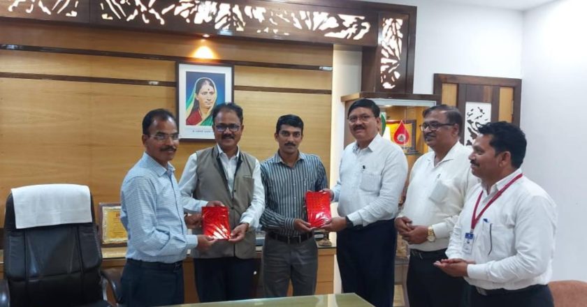 कवी डॉ. संतोष पवार व डॉ. उमेश शिरसट यांना मसापचा विशेष ग्रंथ पुरस्कार मिळाल्याबद्दल एस. एम. जोशी कॉलेजमध्ये सत्कार