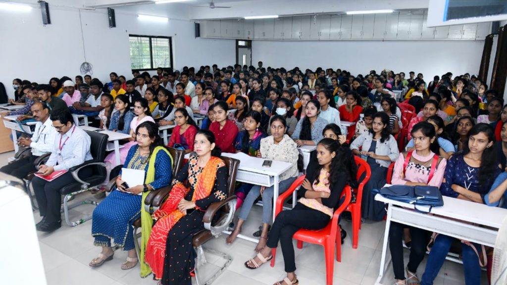एस. एम. जोशी कॉलेजमध्ये ब्युटी अँड वेलनेसचे शिबीर संपन्न एस. एम. जोशी कॉलेजमध्ये ब्युटी अँड वेलनेसचे शिबीर संपन्न