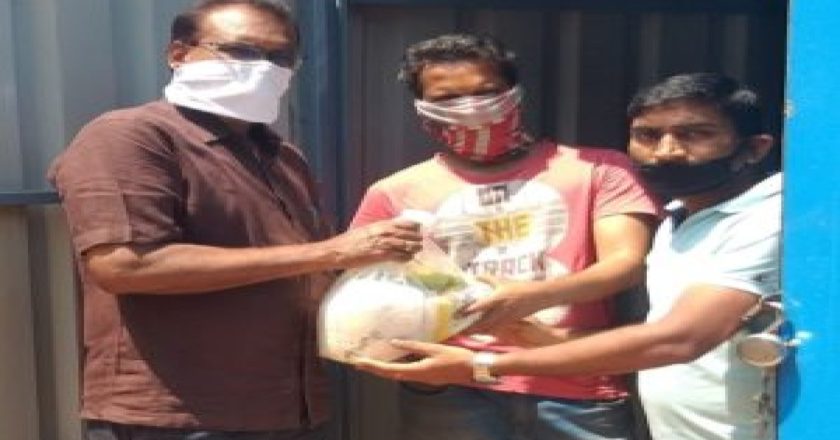 श्री स्वामी समर्थ सेवा प्रतिष्ठान तर्फे गरजूंना धान्य वाटप