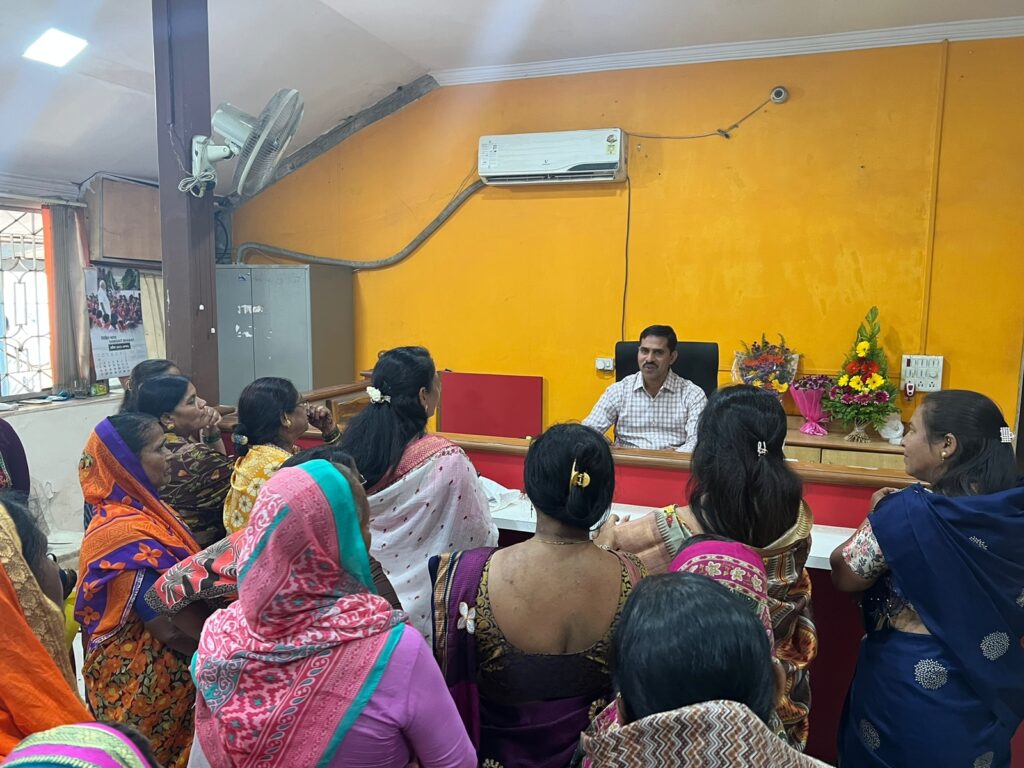 मावळ तालुक्यातील महिलांच्या समस्यांबाबत भाजप महिला आघाडीचे तहसीलदारांना निवेदन मावळ तालुक्यातील महिलांच्या समस्यांबाबत भाजप महिला आघाडीचे तहसीलदारांना निवेदन