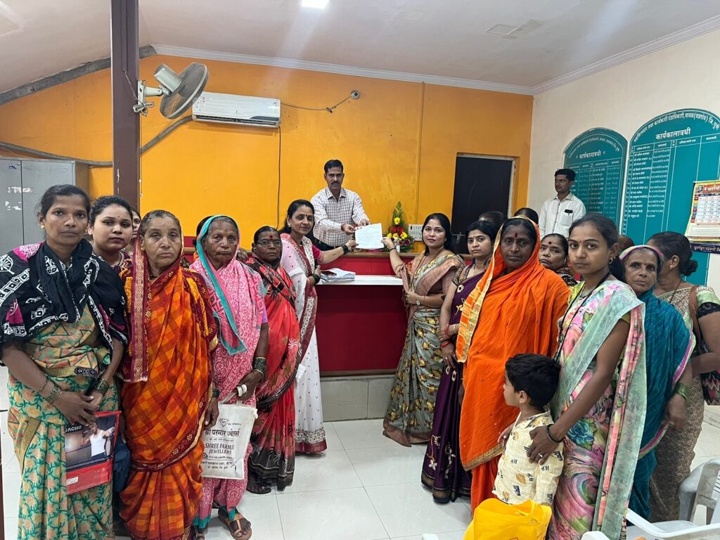 मावळ तालुक्यातील महिलांच्या समस्यांबाबत भाजप महिला आघाडीचे तहसीलदारांना निवेदन मावळ तालुक्यातील महिलांच्या समस्यांबाबत भाजप महिला आघाडीचे तहसीलदारांना निवेदन