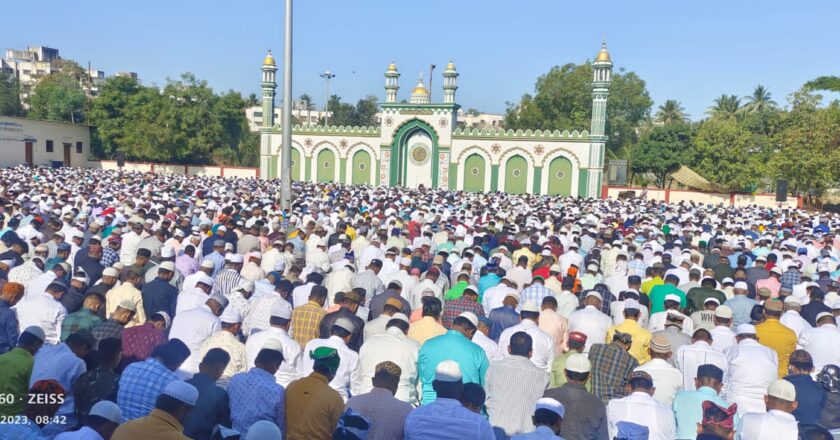 पिंपरी शहरातील नेहरुनगरमधील ईदगा मैदान मध्ये रमजान ईद निमित्त सामुहिक नमाज पठण