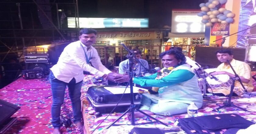 प्रसिद्ध गायक मिलिंद शिंदे यांचा प्रमोद गायकवाड यांच्या वतीने सन्मान