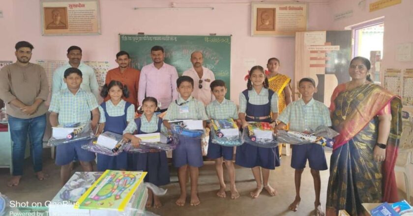 सामाजिक कार्यकर्ते रुपेश मोरे यांच्या माध्यमातून गरजू विद्यार्थ्यांना शैक्षणिक साहित्य वाटप
