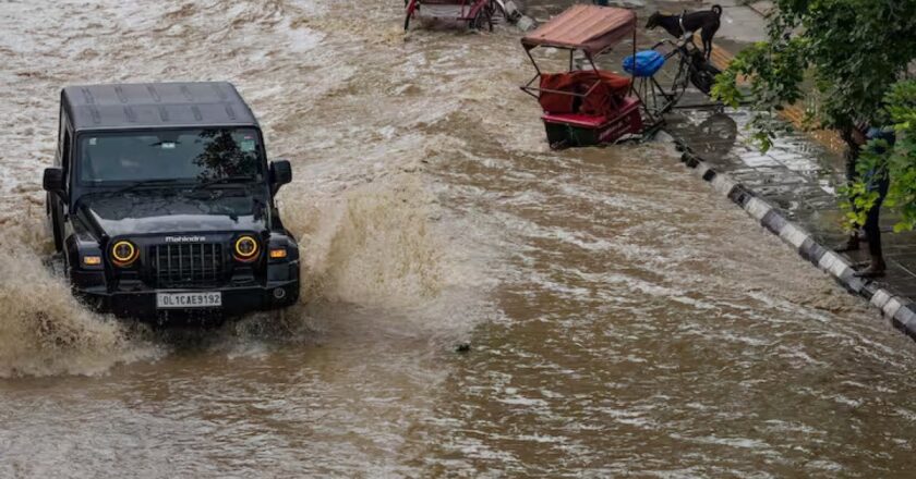 Delhi flood: यमुना नदीच्या पातळीत वाढ; दिल्ली बुडाली