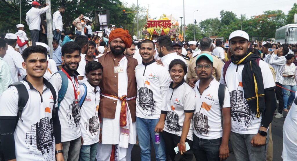 'नातं विश्वासाचे' क्लबच्या युवकांची तुकाराम महाराजांच्या आणि ज्ञानेश्वर माऊलींच्या पालखी सोहळ्यात 'प्लास्टिक मुक्त वारी' 'नातं विश्वासाचे' क्लबच्या युवकांची तुकाराम महाराजांच्या आणि ज्ञानेश्वर माऊलींच्या पालखी सोहळ्यात 'प्लास्टिक मुक्त वारी'