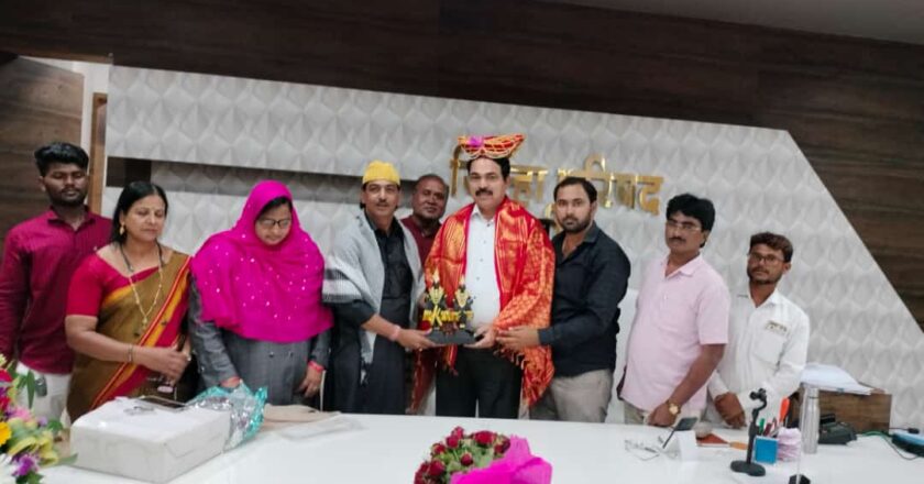 बीडकर हिंदु- मुस्लिम एकात्म्याचे दर्शन; बीड जिल्हा परिषदेचे मुख्यकार्यकारी आधिकारी यांचा ईदच्या दुसऱ्या दिवशी विठ्ठल- रुक्मिणीची मुर्ती देऊन केला सन्मान