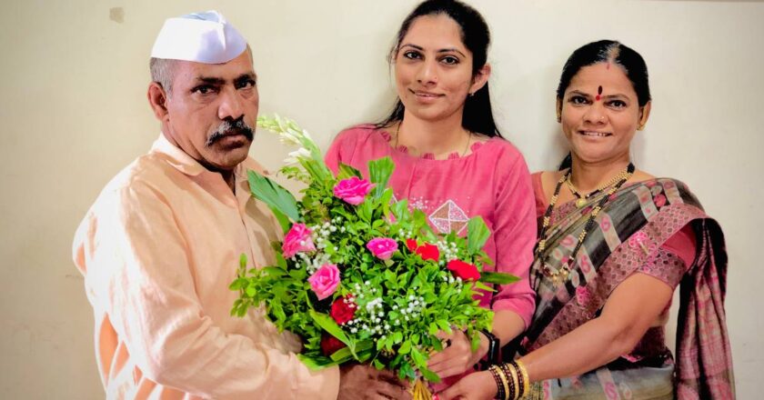 तेवीसाव्या वर्षी शेतकर्याच्या लेकीचे घवघवीत यश; आरती गवारे राज्यात दुसर्या क्रमांकाने ‘एलआयसी विकास अधिकारी