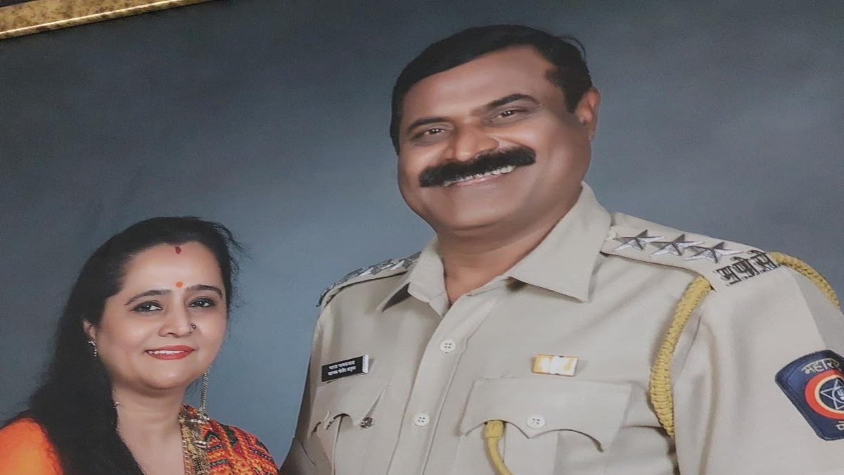 सहाय्यक पोलीस आयुक्ताने पत्नी व पुतण्याची गोळ्या झाडून केली हत्या; स्वतःलाही गोळी झाडून संपवलं सहाय्यक पोलीस आयुक्ताने पत्नी व पुतण्याची गोळ्या झाडून केली हत्या; स्वतःलाही गोळी झाडून संपवलं