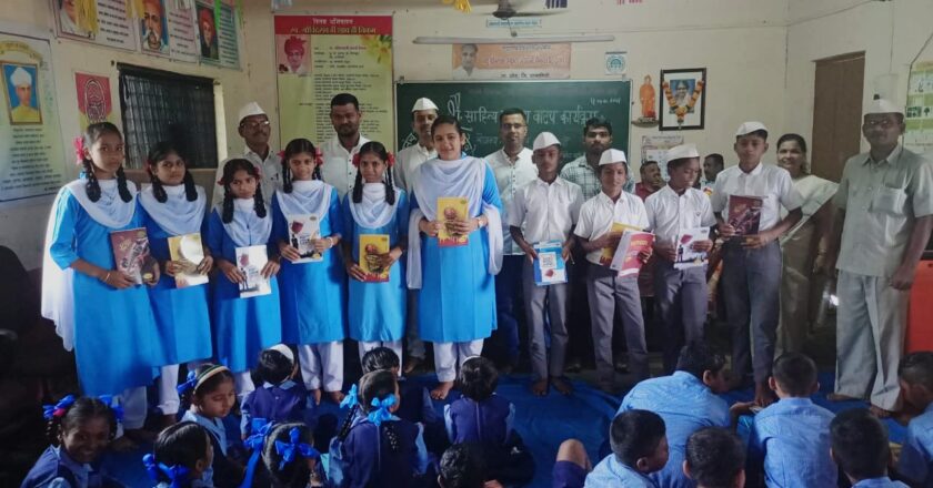 स्वातंत्र्यदिनानिमित्त माजी विद्यार्थ्यांकडून शालेय साहित्य वाटप 