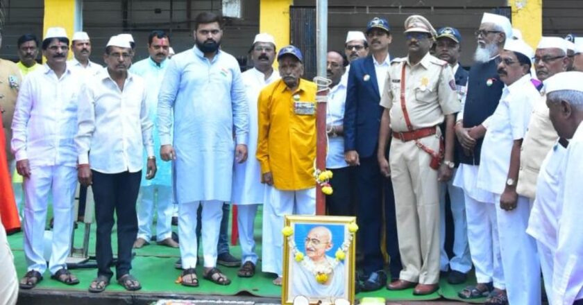 एल.बी. टी. इंग्लिश मिडीयम स्कूलमध्ये स्वातंत्र्यदिन उत्साहात साजरा