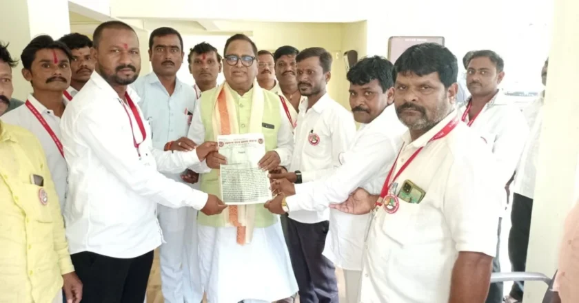 ड्रायव्हर हा देशातील तिसरा महत्त्वाचा घटक; स्वराज्य वाहन चालक संघटनेचे माजी आमदार हरिभाऊ राठोड यांना निवेदन 