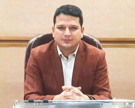भिंतीवरील थुंकी पुसणाऱ्या या जिल्हाधिकाऱ्याने आता स्वत:लाच पाच हजाराचा दंड ठोठावला भिंतीवरील थुंकी पुसणाऱ्या या जिल्हाधिकाऱ्याने आता स्वत:लाच पाच हजाराचा दंड ठोठावला