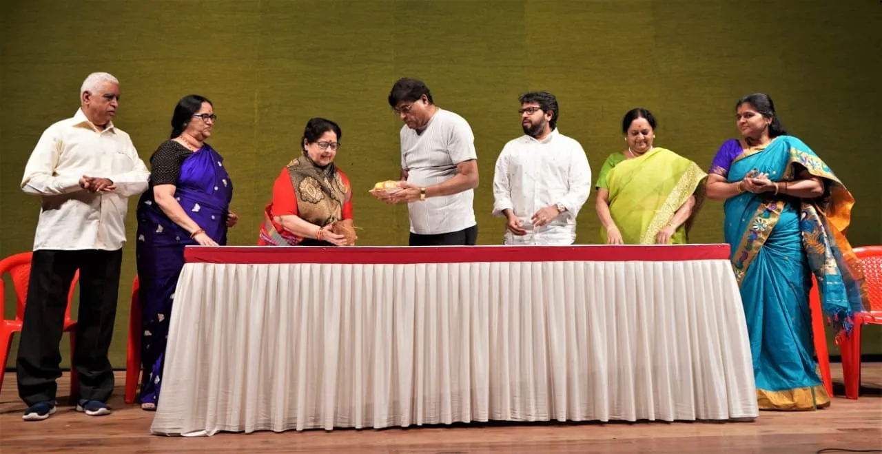 सराफ बंधूंनी नाट्यसेवेची परंपरा नेटाने सुरु ठेवली - माजी नाट्यसंमेलनाध्यक्ष कीर्ती शिलेदार सराफ बंधूंनी नाट्यसेवेची परंपरा नेटाने सुरु ठेवली - माजी नाट्यसंमेलनाध्यक्ष कीर्ती शिलेदार