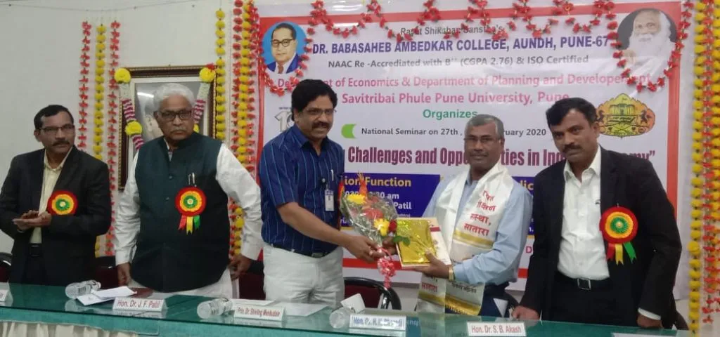 लोकसंख्या उत्पादनक्षम झाली तरच भारत महासत्ता बनू शकेल - डॉ. जे. एस. पाटील लोकसंख्या उत्पादनक्षम झाली तरच भारत महासत्ता बनू शकेल - डॉ. जे. एस. पाटील