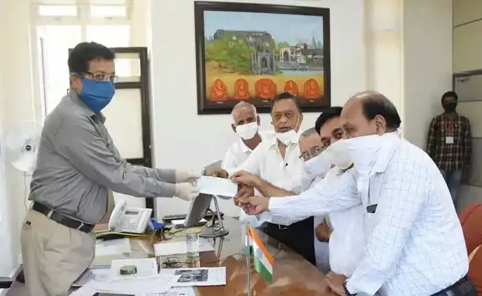 Pune : पुणे सराफ असोसिएशनकडून 21 लाख रुपयांची मुख्यमंत्री सहायता निधीस मदत Pune : पुणे सराफ असोसिएशनकडून 21 लाख रुपयांची मुख्यमंत्री सहायता निधीस मदत