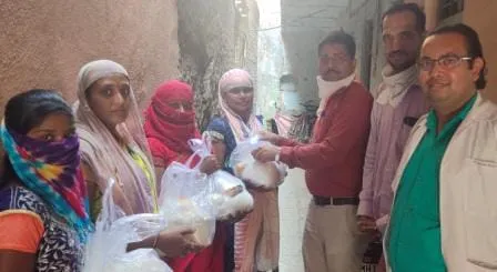 दररोज पन्नास गोरगरिब कुटुंबांना किराणा वाटप; ३५०कुटुंबाना मदत दररोज पन्नास गोरगरिब कुटुंबांना किराणा वाटप; ३५०कुटुंबाना मदत
