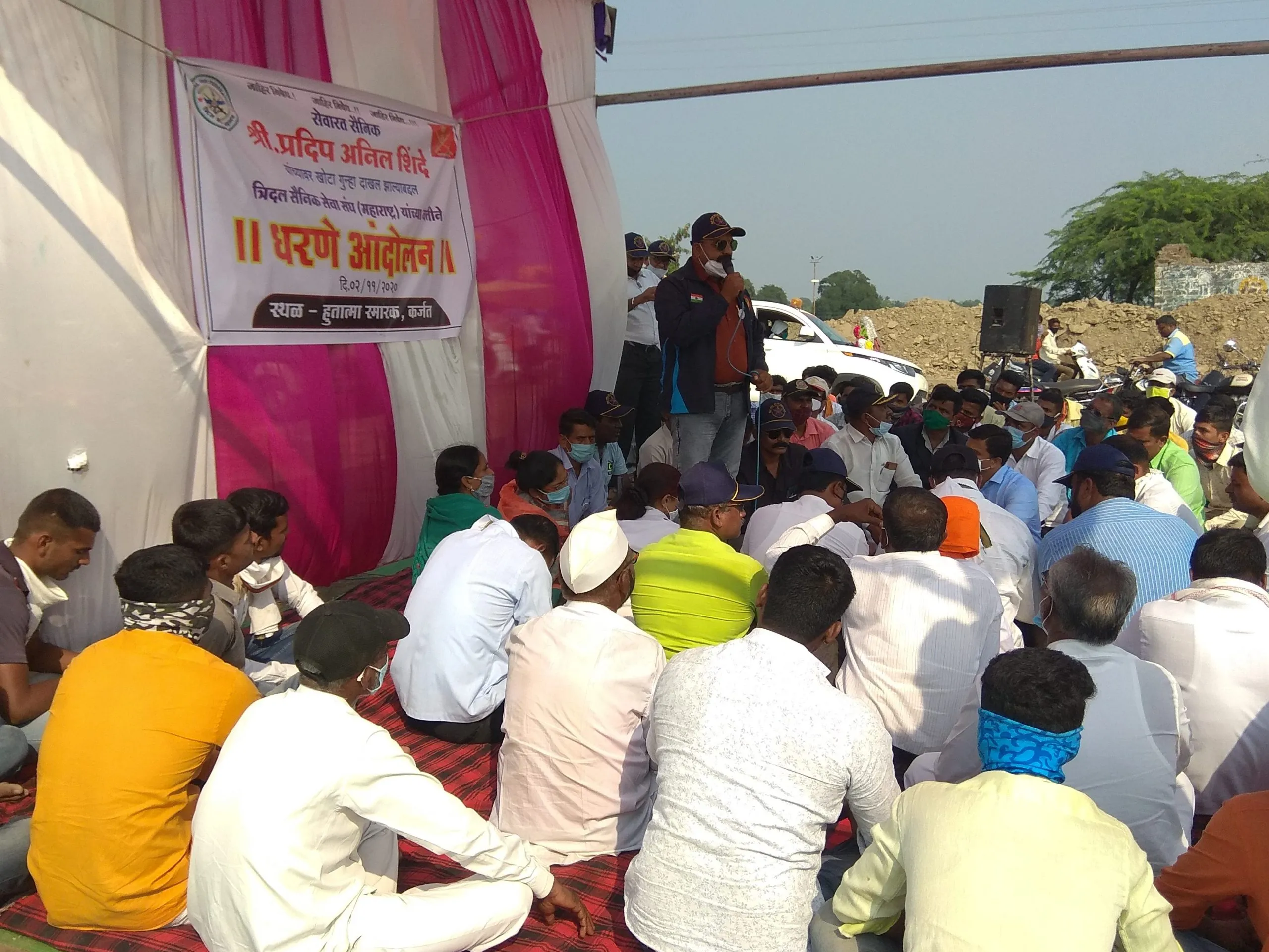 पत्नीला आत्महत्येस प्रवृत्त केल्याच्या आरोपाखाली सैनिकाला अटक | अटकेच्या निषेधार्थ माजी सैनिकांचे धरणे आंदोलन पत्नीला आत्महत्येस प्रवृत्त केल्याच्या आरोपाखाली सैनिकाला अटक | अटकेच्या निषेधार्थ माजी सैनिकांचे धरणे आंदोलन