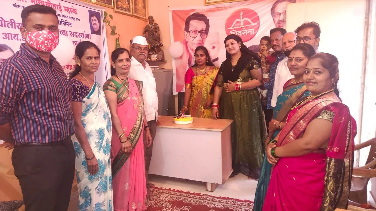 भाग्यश्री म्हस्के यांच्या वाढदिवसानिमित्त पोलिस मित्र संघटनेच्या सदस्यांना आयडी कार्डचे वाटप भाग्यश्री म्हस्के यांच्या वाढदिवसानिमित्त पोलिस मित्र संघटनेच्या सदस्यांना आयडी कार्डचे वाटप