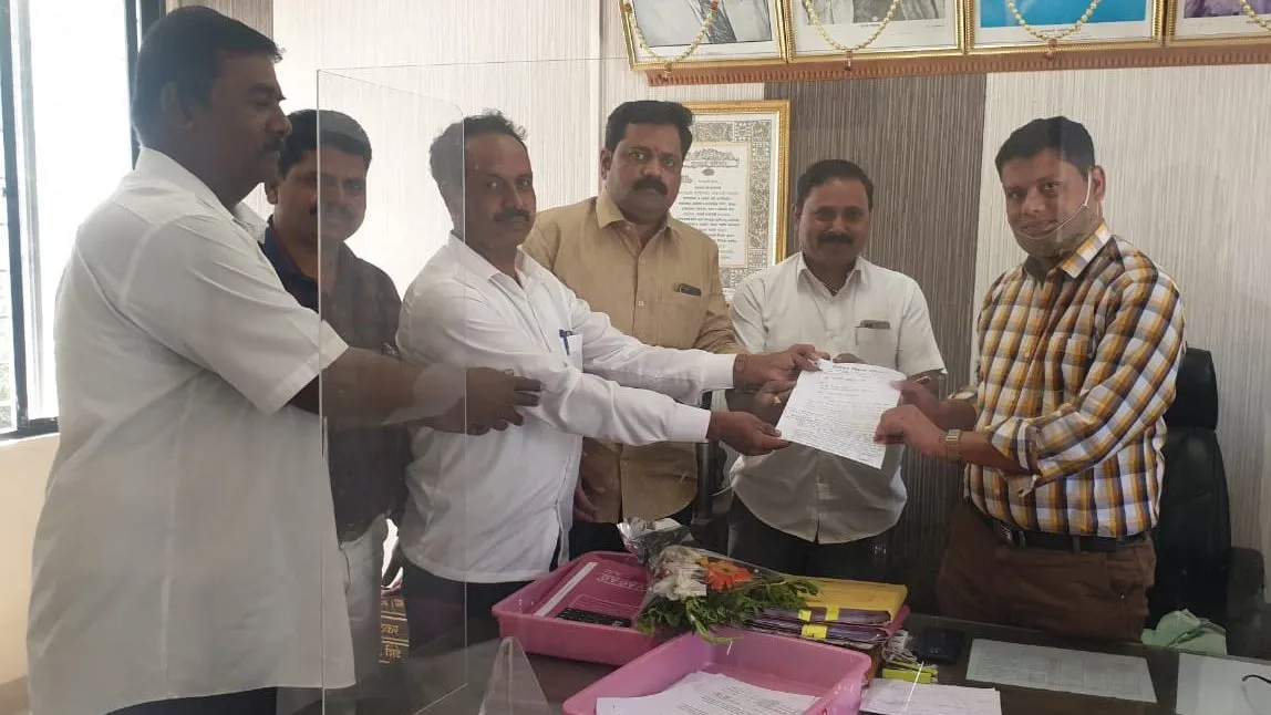 महावितरण अधिकाऱ्यांना जागे करण्यासाठी दिघीकर विकास प्रतिष्ठानची गांधीगिरी महावितरण अधिकाऱ्यांना जागे करण्यासाठी दिघीकर विकास प्रतिष्ठानची गांधीगिरी