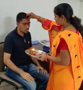 महिलांचे खरे रक्षक पोलिसच असल्याने मनसे महिला आघाडीतर्फे पोलिसांना रक्षाबंधन महिलांचे खरे रक्षक पोलिसच असल्याने मनसे महिला आघाडीतर्फे पोलिसांना रक्षाबंधन