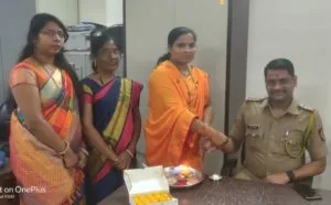 महिलांचे खरे रक्षक पोलिसच असल्याने मनसे महिला आघाडीतर्फे पोलिसांना रक्षाबंधन महिलांचे खरे रक्षक पोलिसच असल्याने मनसे महिला आघाडीतर्फे पोलिसांना रक्षाबंधन