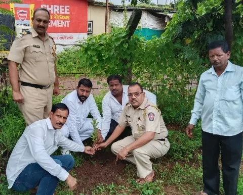 पोलिस चौकी परिसरात शिवशाही वाहतुक आघाडीतर्फे वृक्षारोपण पोलिस चौकी परिसरात शिवशाही वाहतुक आघाडीतर्फे वृक्षारोपण