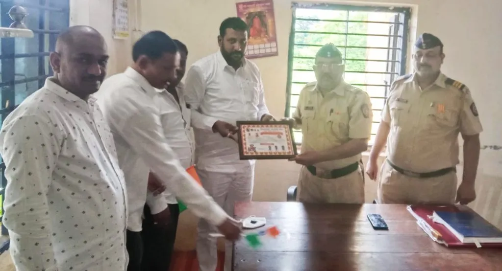 पोलिस चौकी परिसरात शिवशाही वाहतुक आघाडीतर्फे वृक्षारोपण पोलिस चौकी परिसरात शिवशाही वाहतुक आघाडीतर्फे वृक्षारोपण