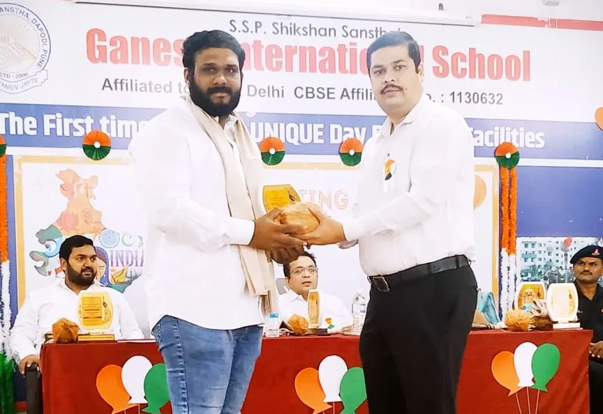 डॉ. गुंजकार व साईराज देशमुख यांचा कोव्हीड योध्दा म्हणून गौरव डॉ. गुंजकार व साईराज देशमुख यांचा कोव्हीड योध्दा म्हणून गौरव