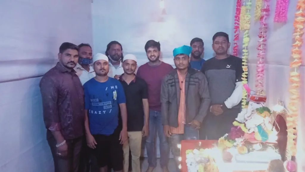 मुस्लिम बांधवांच्या हस्ते गणपती आरती करत मानवता हितायने दिला सामाजिक एकात्मतेचा संदेश मुस्लिम बांधवांच्या हस्ते गणपती आरती करत मानवता हितायने दिला सामाजिक एकात्मतेचा संदेश
