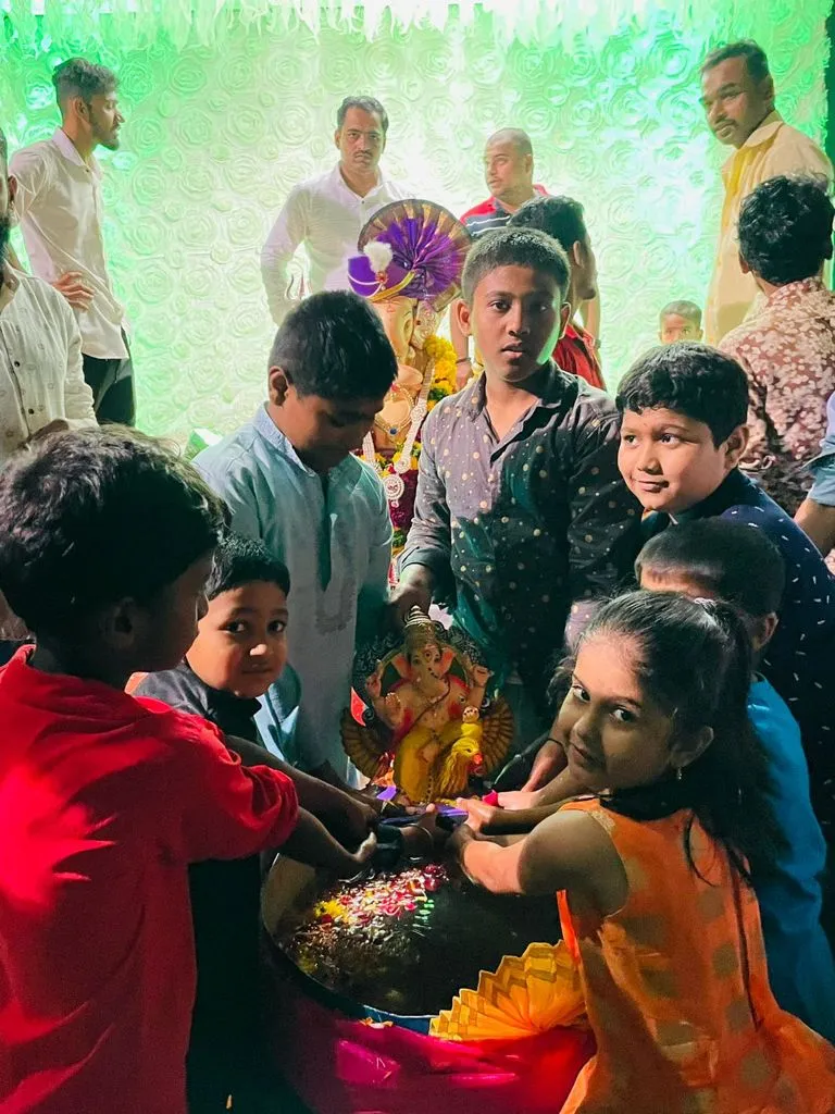 अनंतनगर तरुण मित्र मंडळाच्या गणेश मुर्तीचे हौदात विसर्जन अनंतनगर तरुण मित्र मंडळाच्या गणेश मुर्तीचे हौदात विसर्जन